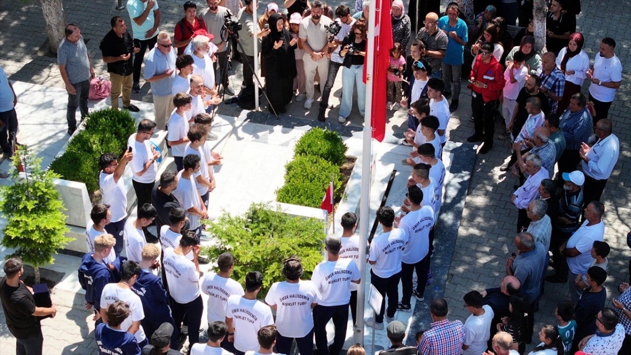 Foto - 15 Temmuz kahramanı şehit Ömer Halisdemir'in kabrinde yoğunluk yaşanıyor