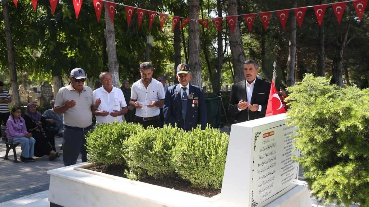 Foto - 15 Temmuz kahramanı şehit Ömer Halisdemir'in kabrinde yoğunluk yaşanıyor