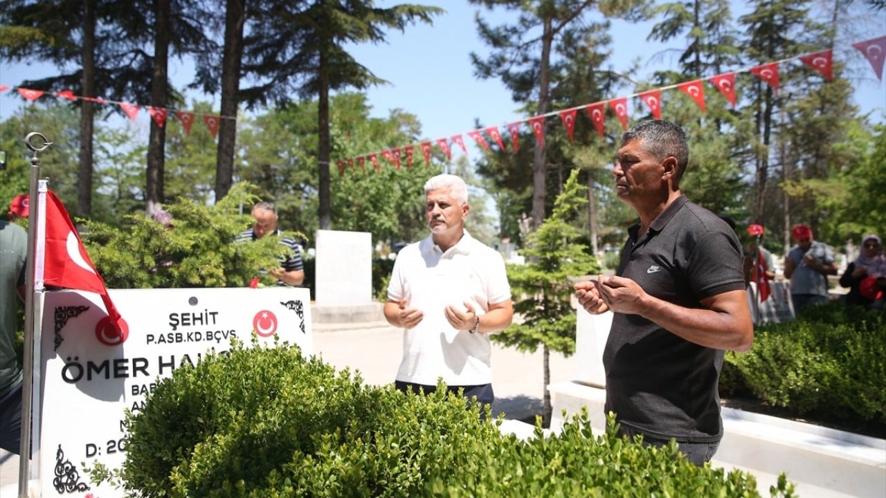 Foto - 15 Temmuz kahramanı şehit Ömer Halisdemir'in kabrinde yoğunluk yaşanıyor