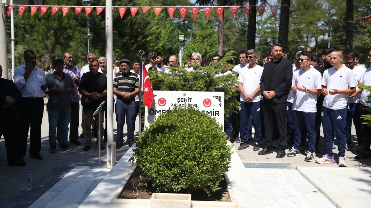 Foto - 15 Temmuz kahramanı şehit Ömer Halisdemir'in kabrinde yoğunluk yaşanıyor