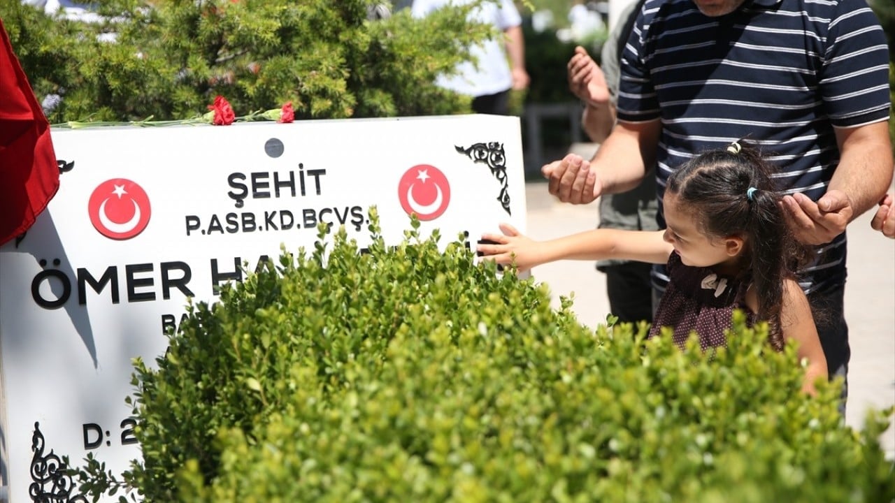 Foto - 15 Temmuz kahramanı şehit Ömer Halisdemir'in kabrinde yoğunluk yaşanıyor