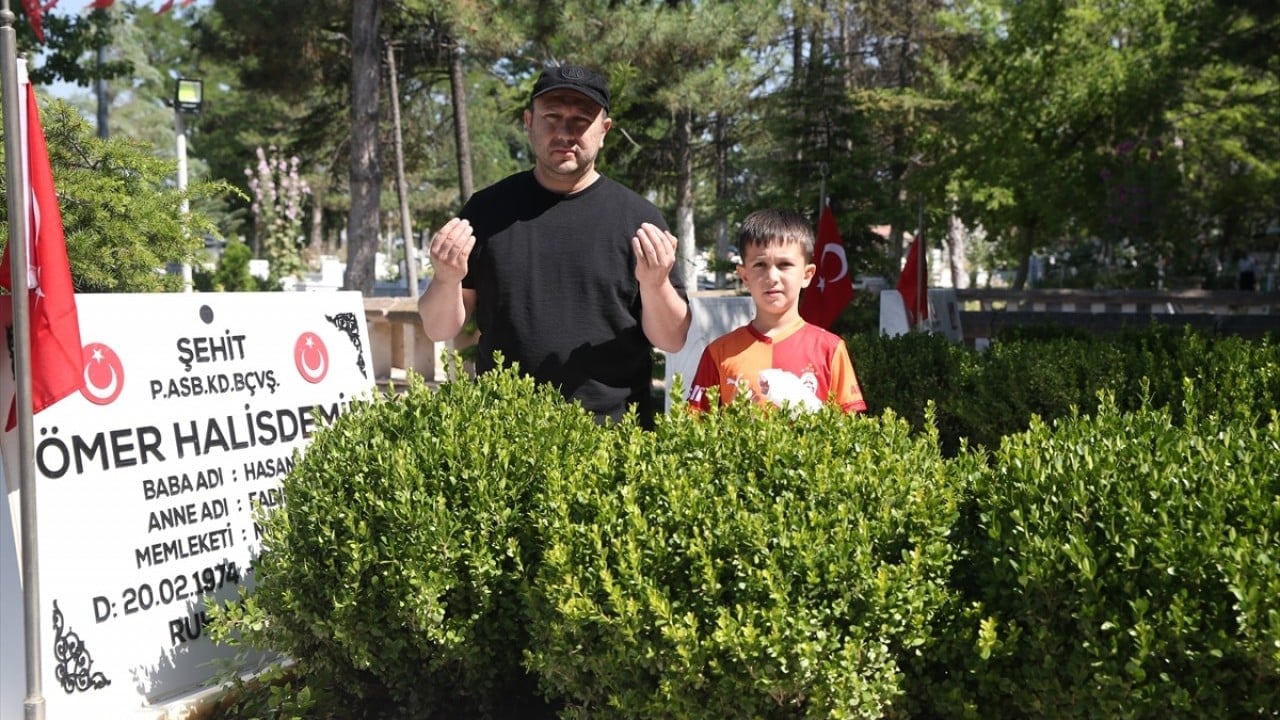 Foto - 15 Temmuz kahramanı şehit Ömer Halisdemir'in kabrinde yoğunluk yaşanıyor