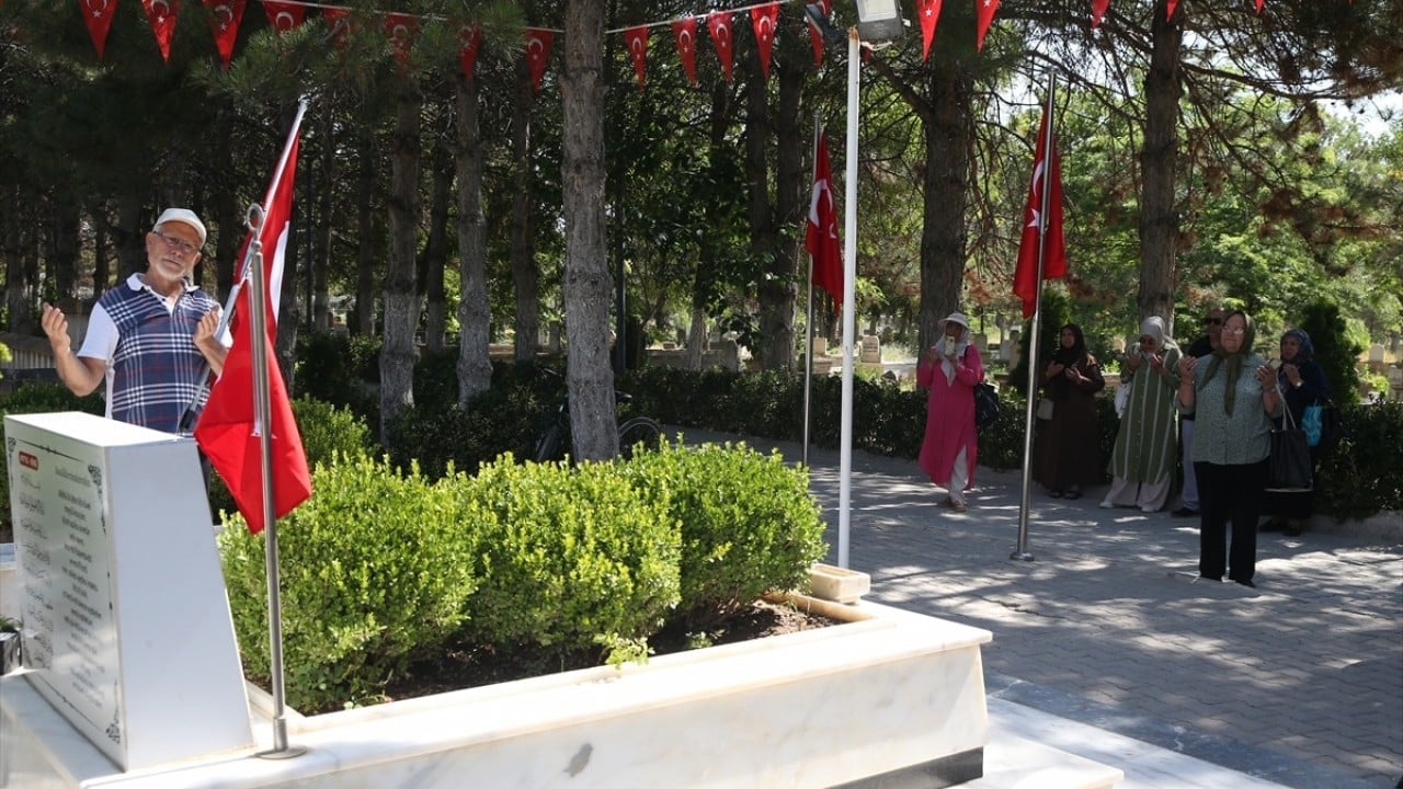 Foto - 15 Temmuz kahramanı şehit Ömer Halisdemir'in kabrinde yoğunluk yaşanıyor