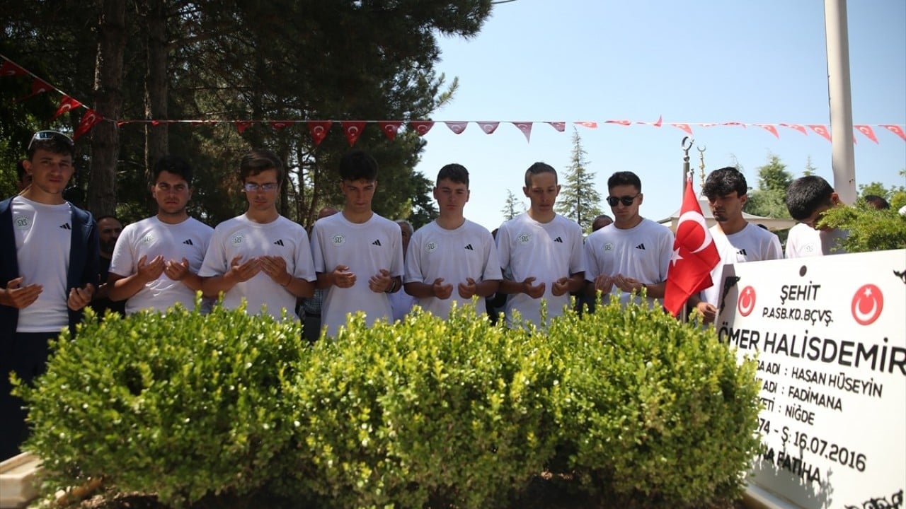 Foto - 15 Temmuz kahramanı şehit Ömer Halisdemir'in kabrinde yoğunluk yaşanıyor