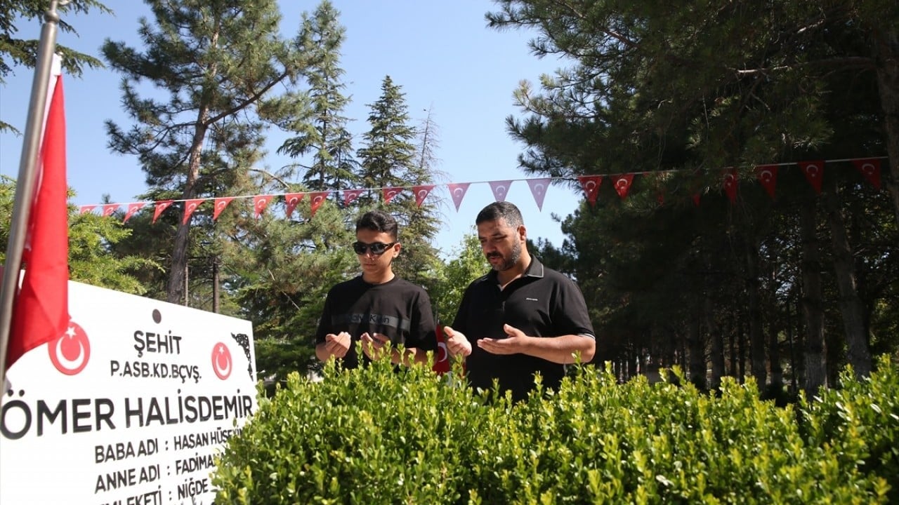 Foto - 15 Temmuz kahramanı şehit Ömer Halisdemir'in kabrinde yoğunluk yaşanıyor
