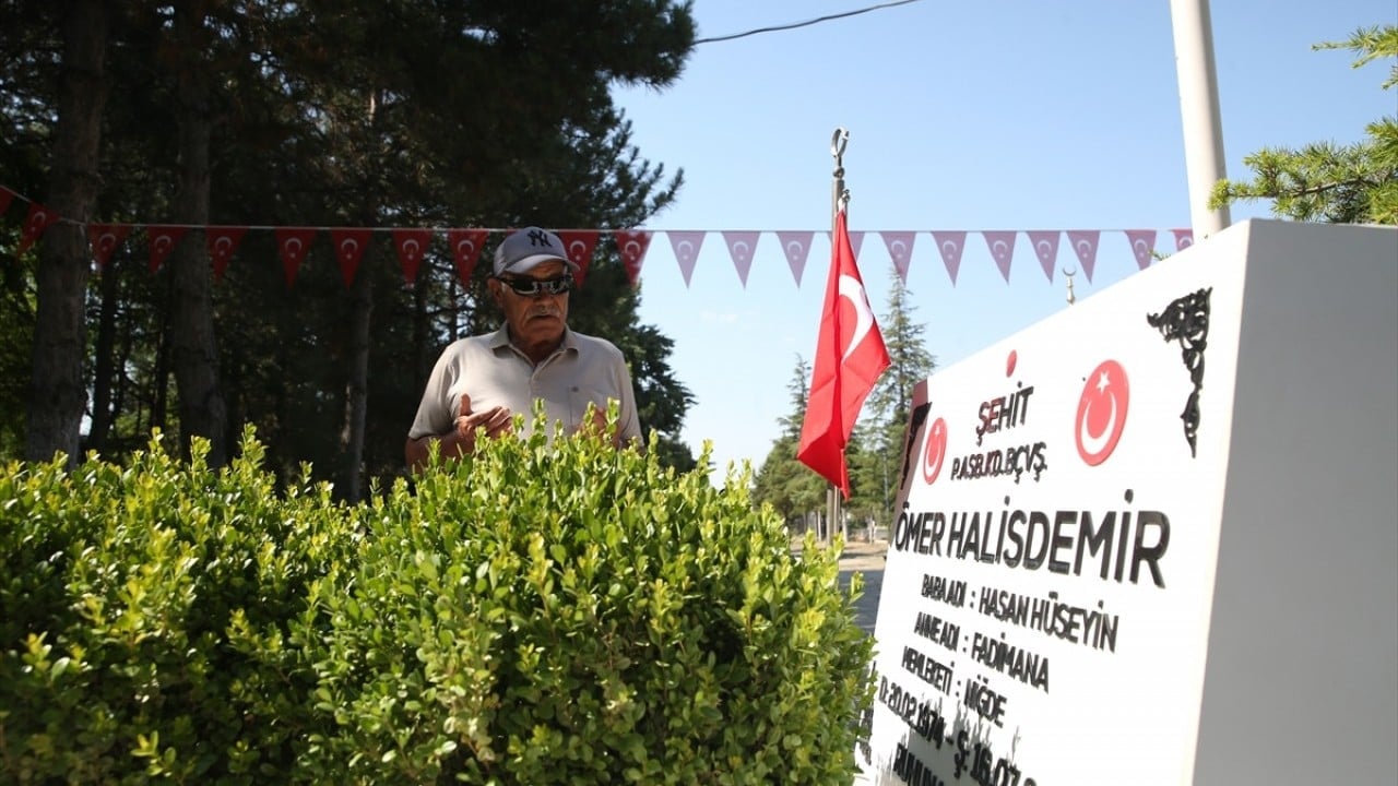 Foto - 15 Temmuz kahramanı şehit Ömer Halisdemir'in kabrinde yoğunluk yaşanıyor