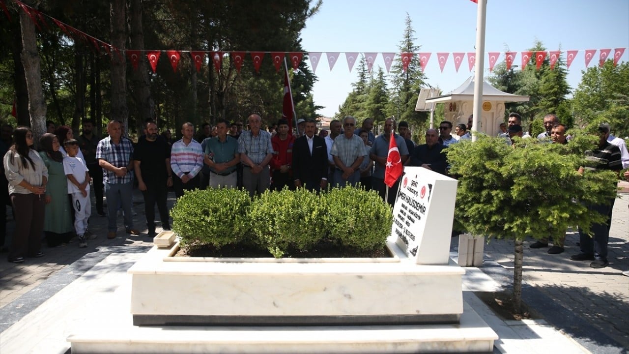 Foto - 15 Temmuz kahramanı şehit Ömer Halisdemir'in kabrinde yoğunluk yaşanıyor