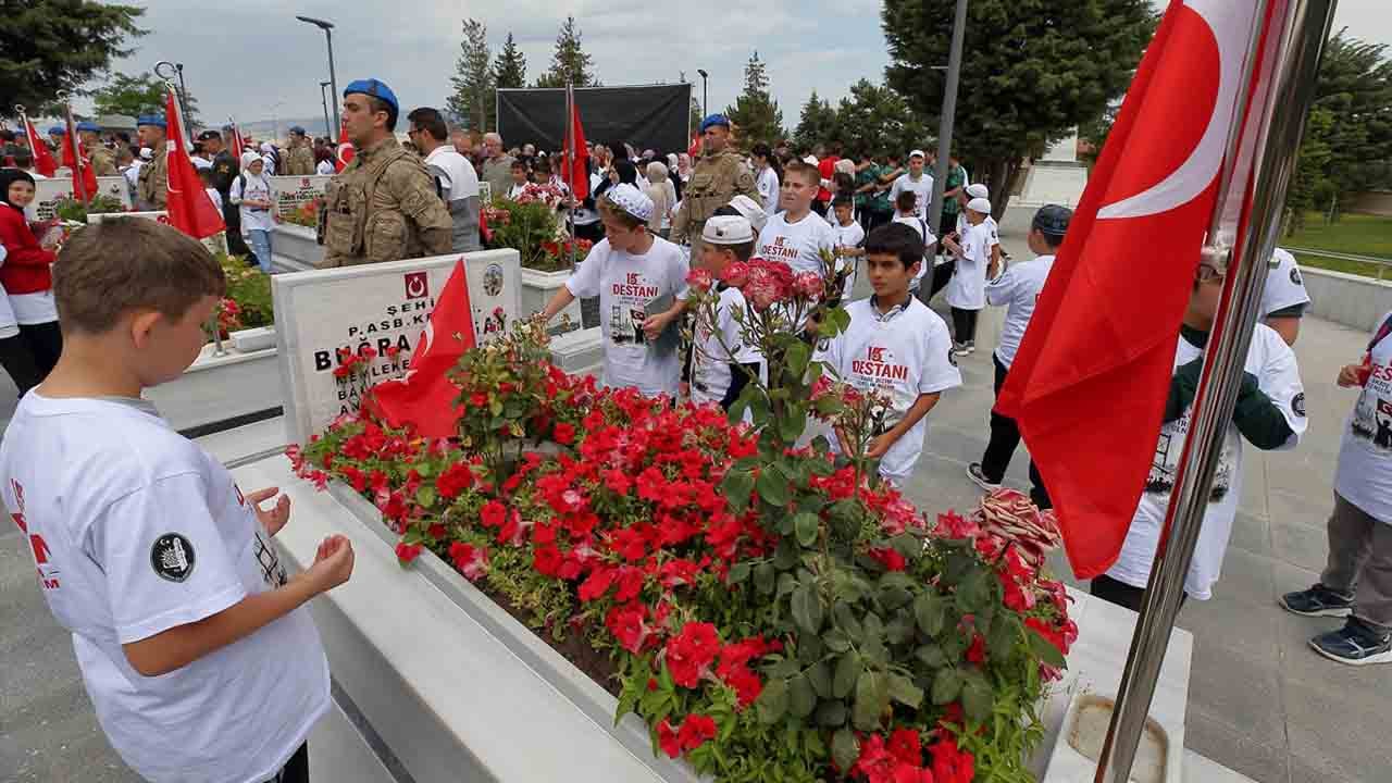 Foto - 15 Temmuz şehitleri dualarla anılıyor: 600 çocukla 60 saniyede hatim