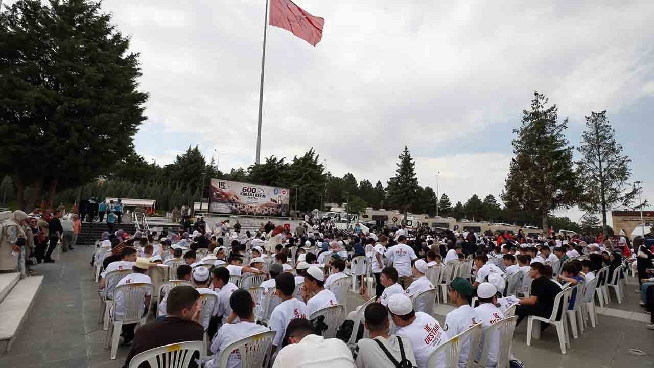 Foto - 15 Temmuz şehitleri dualarla anılıyor: 600 çocukla 60 saniyede hatim
