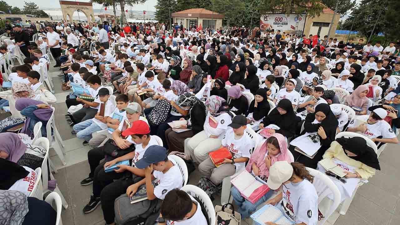 Foto - 15 Temmuz şehitleri dualarla anılıyor: 600 çocukla 60 saniyede hatim