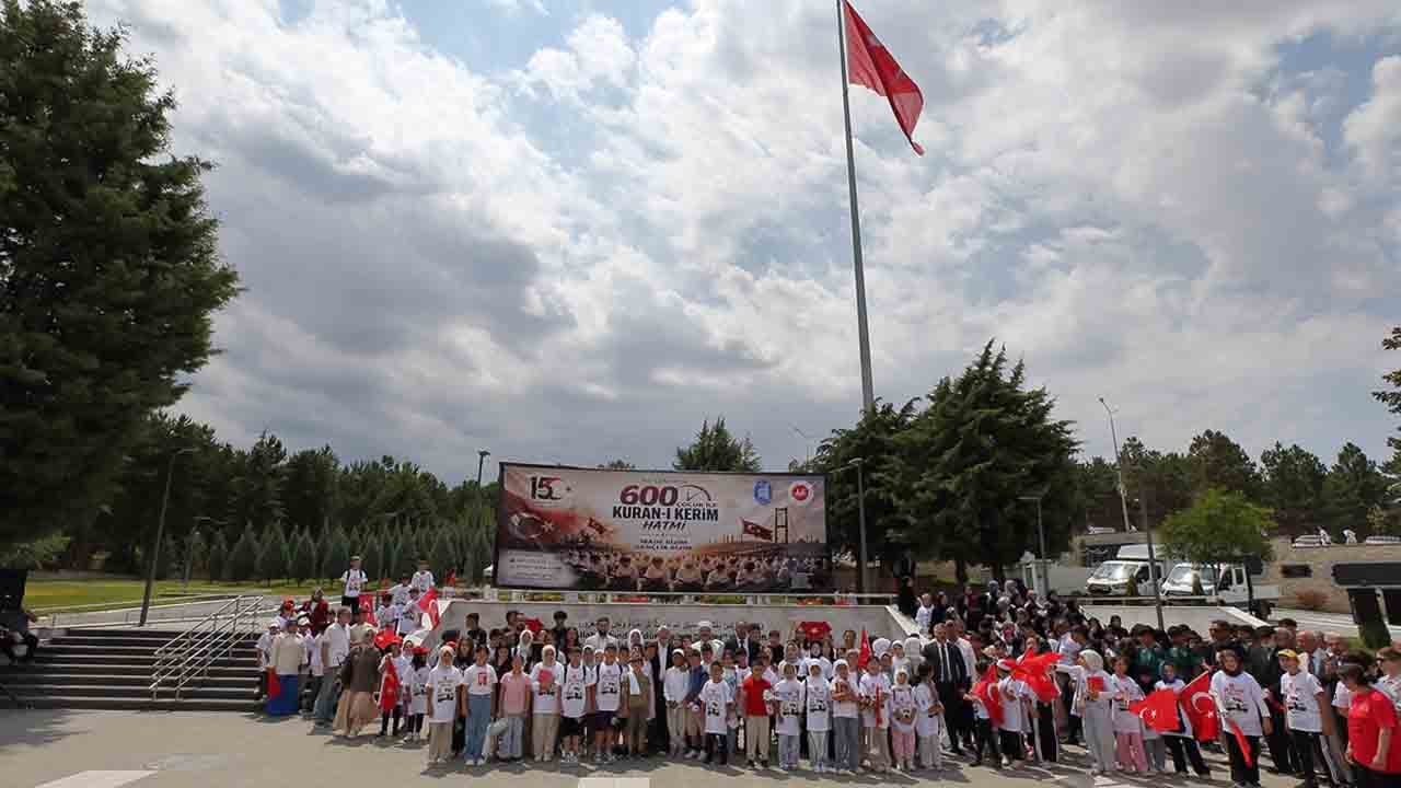 Foto - 15 Temmuz şehitleri dualarla anılıyor: 600 çocukla 60 saniyede hatim