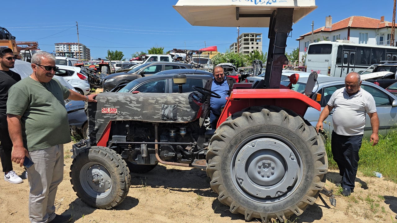 Foto - 17 yıl önce Ankara’da çalınan traktör, Yozgat’ta bulundu: Sanki ölen babamız geri geldi!