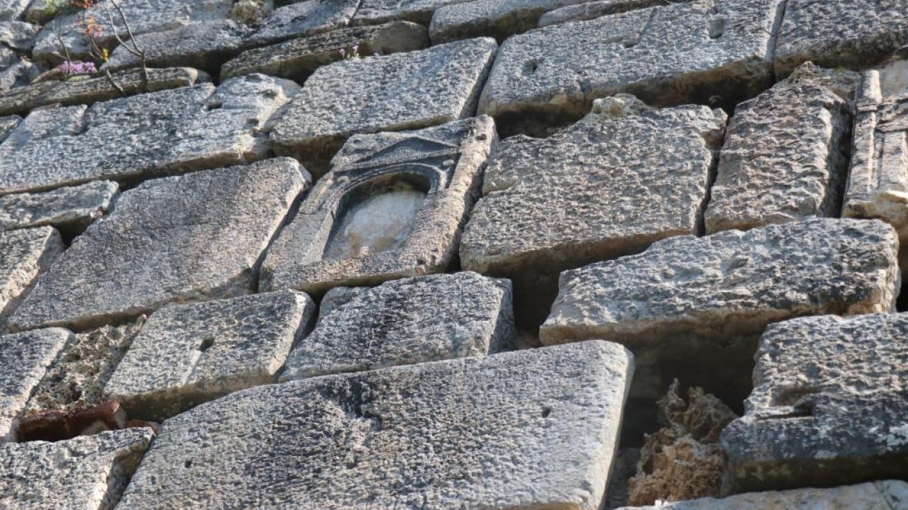 Foto - Bin 850 yıllık kale definecilerin meskeni oldu! Her yeri delik deşik etmişler 