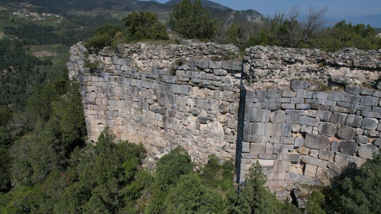 Foto - Bin 850 yıllık kale definecilerin meskeni oldu! Her yeri delik deşik etmişler 