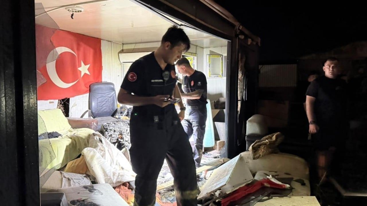 Foto - 1’i ağır 9 kişi yaralandı Kaza yapan aracın motoru uçtu barakaya girdi