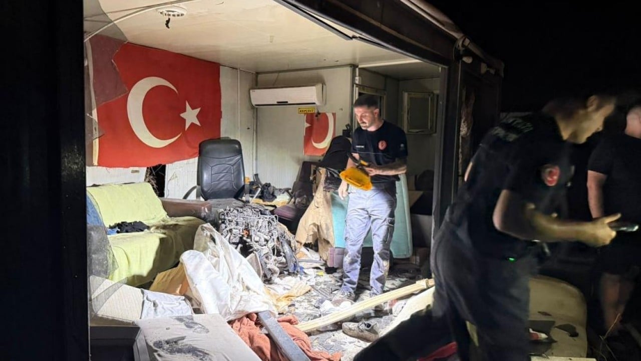 1’i ağır 9 kişi yaralandı Kaza yapan aracın motoru uçtu barakaya girdi