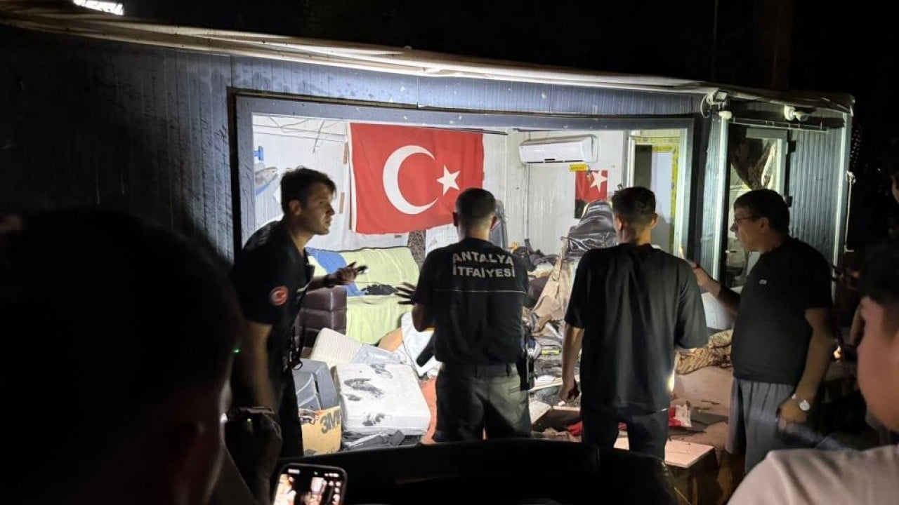 Foto - 1’i ağır 9 kişi yaralandı Kaza yapan aracın motoru uçtu barakaya girdi