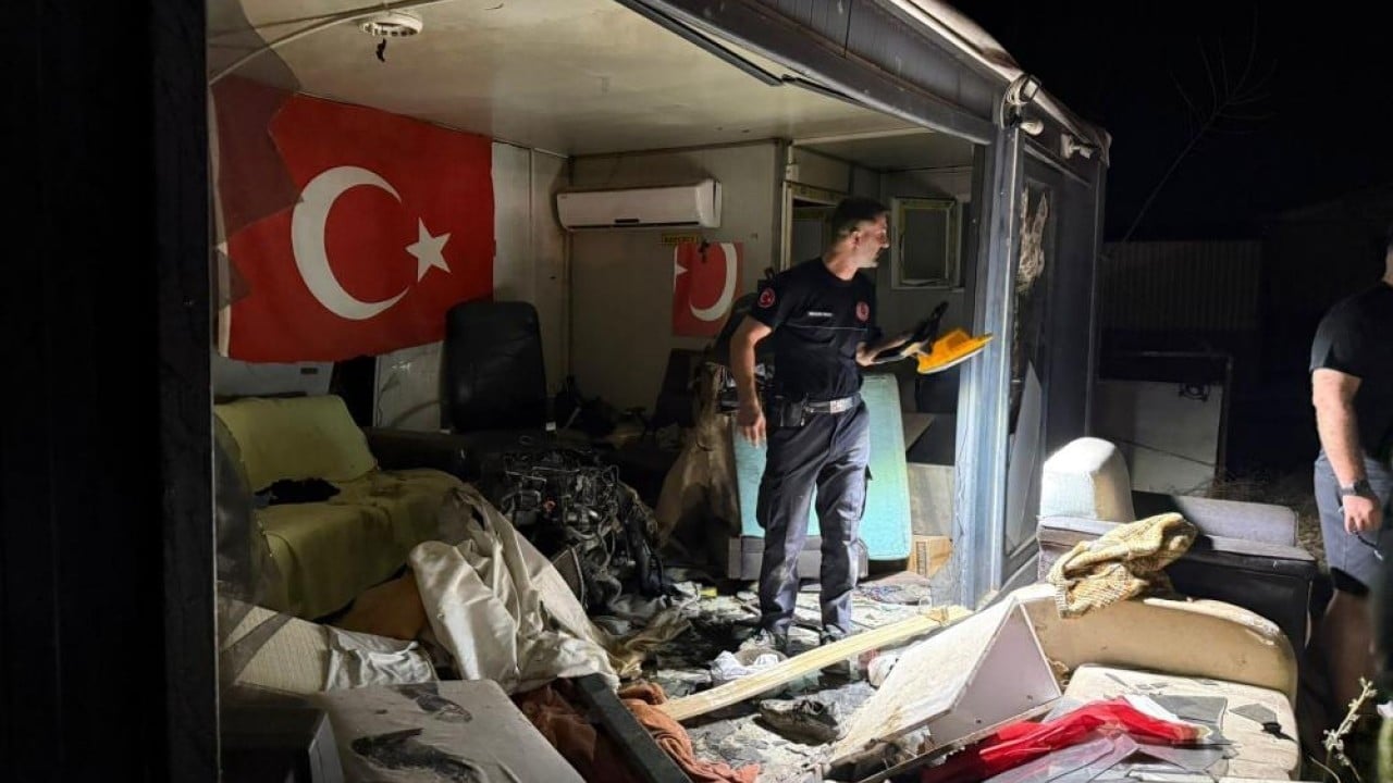 Foto - 1’i ağır 9 kişi yaralandı Kaza yapan aracın motoru uçtu barakaya girdi