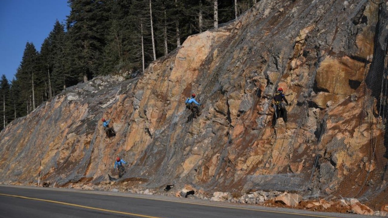 Foto - 2 bin rakımlı dağ çelik ağlarla örülüyor