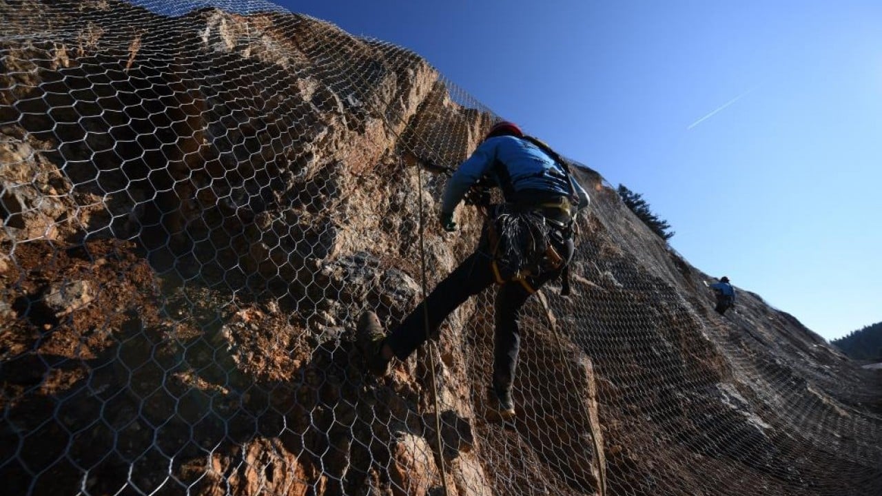 Foto - 2 bin rakımlı dağ çelik ağlarla örülüyor