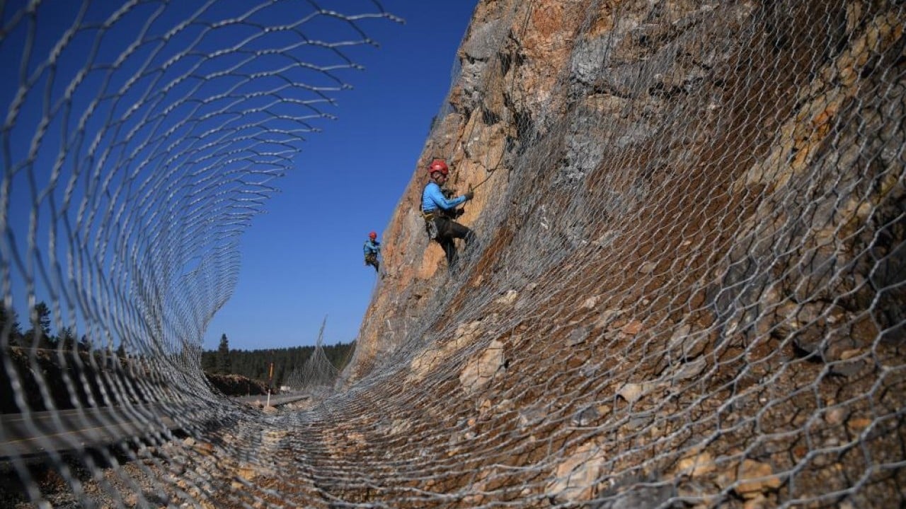 Foto - 2 bin rakımlı dağ çelik ağlarla örülüyor