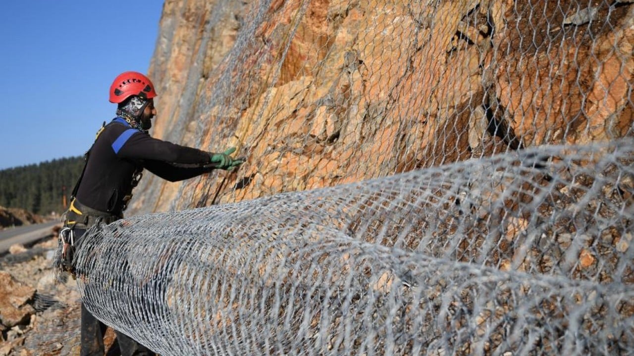 Foto - 2 bin rakımlı dağ çelik ağlarla örülüyor