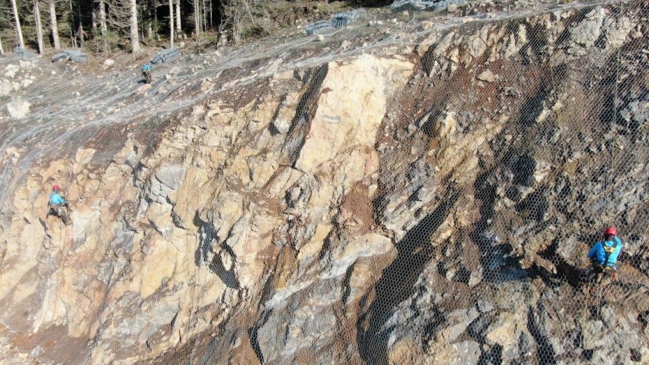 Foto - 2 bin rakımlı dağ çelik ağlarla örülüyor