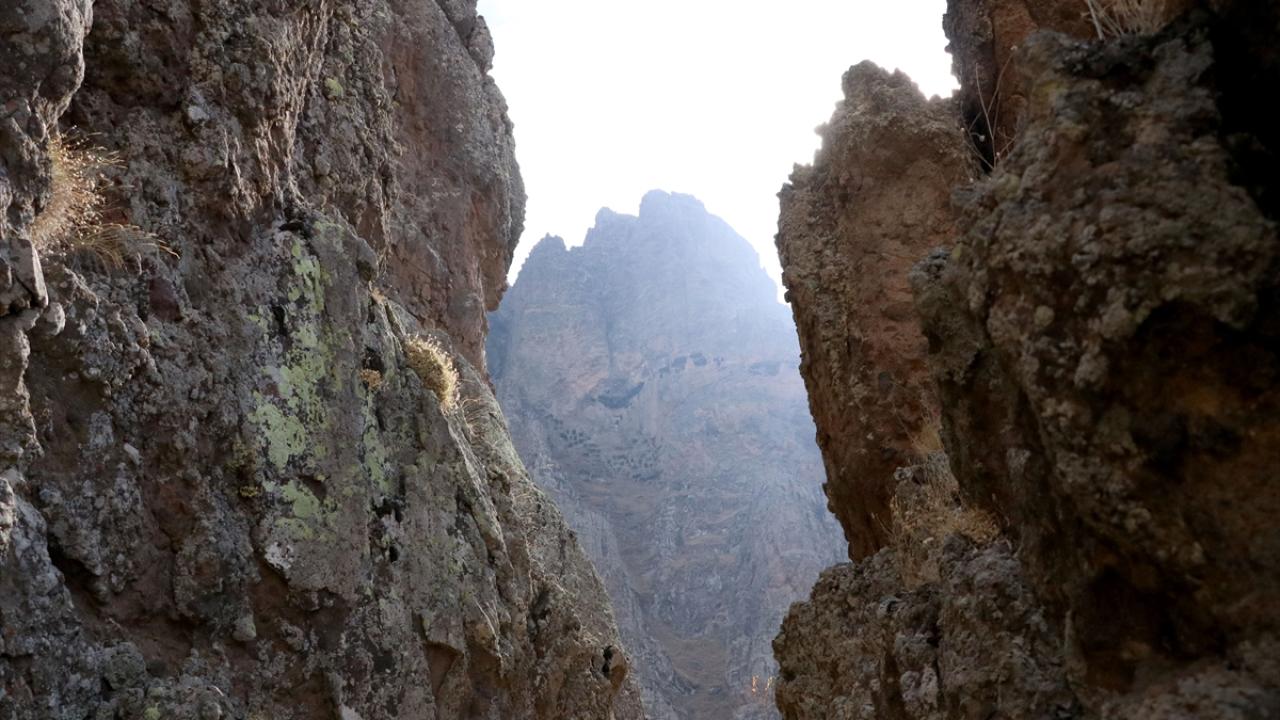 2 bin yıl önce kayaların içine kuruldu! "Öksüt Kalesi" zamana direniyor