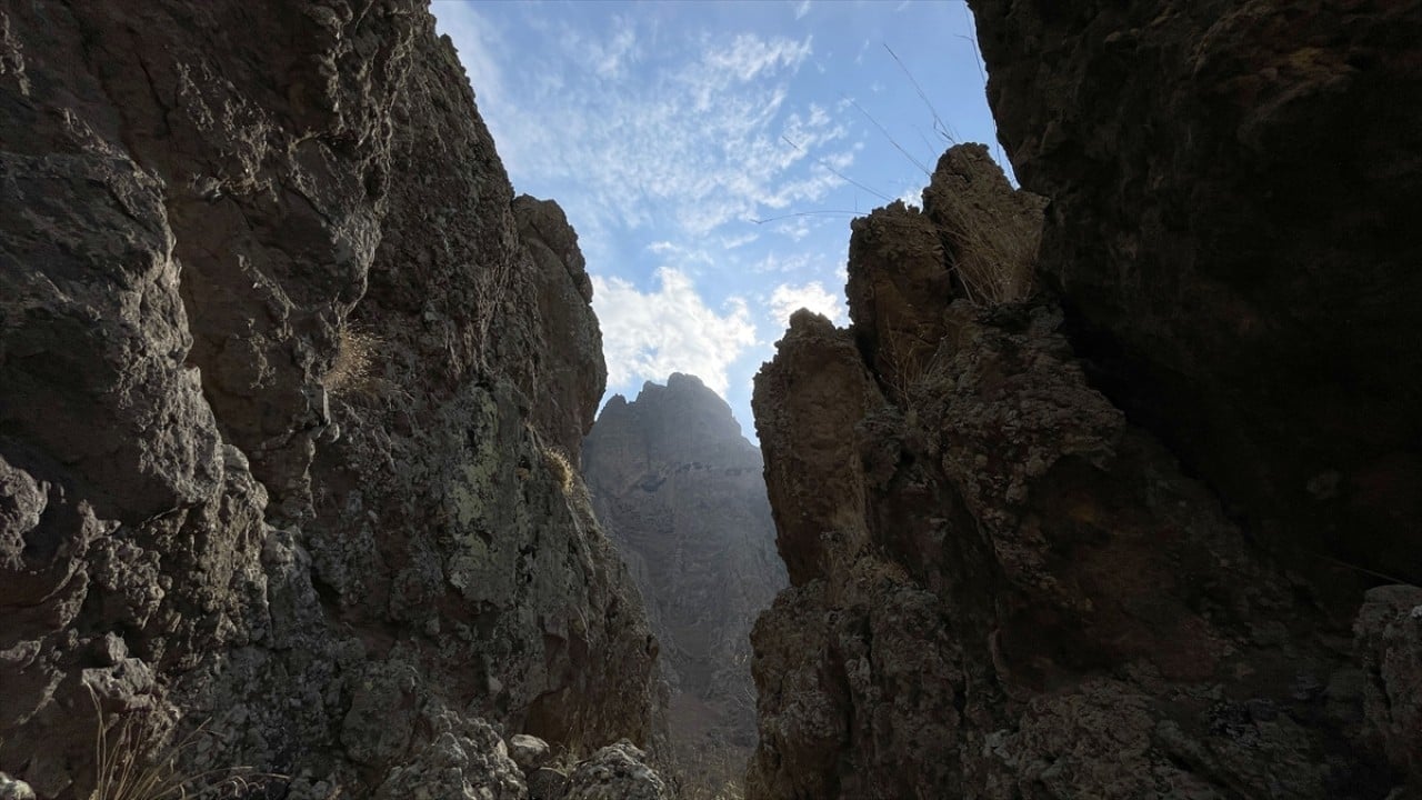 Foto - 2 bin yıl önce kayaların içine kuruldu! "Öksüt Kalesi" zamana direniyor