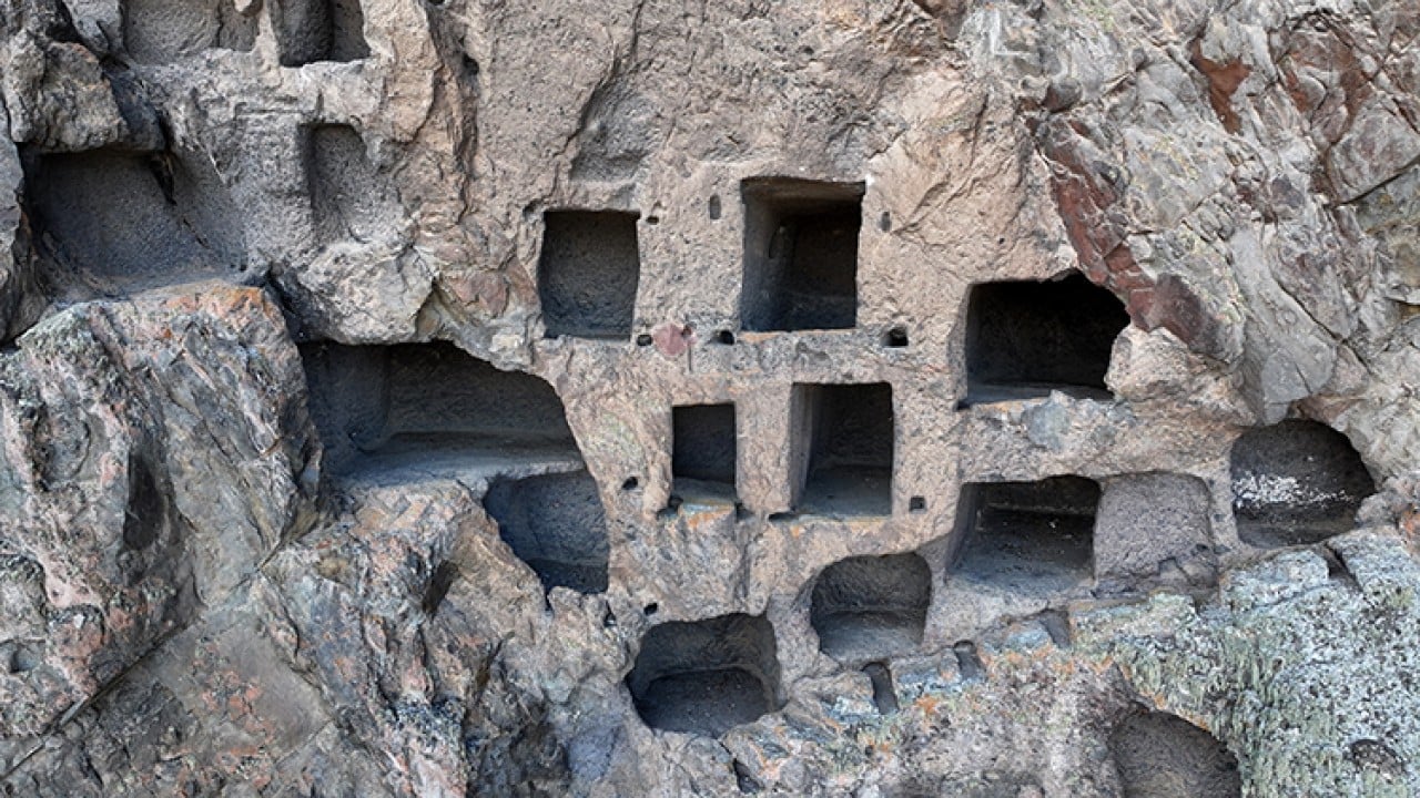 Foto - 2 bin yıl önce kayaların içine kuruldu! "Öksüt Kalesi" zamana direniyor