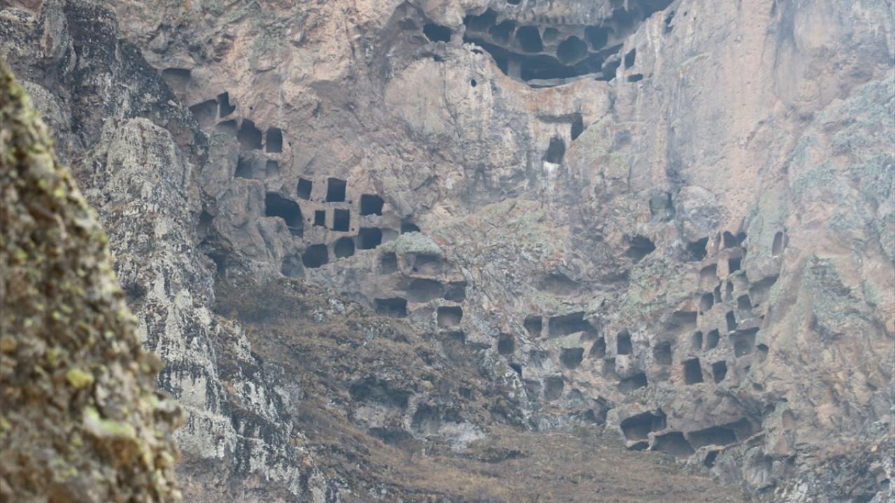 Foto - 2 bin yıl önce kayaların içine kuruldu! "Öksüt Kalesi" zamana direniyor