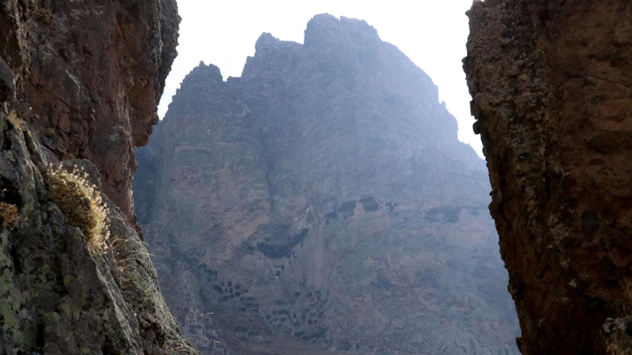 Foto - 2 bin yıl önce kayaların içine kuruldu! "Öksüt Kalesi" zamana direniyor
