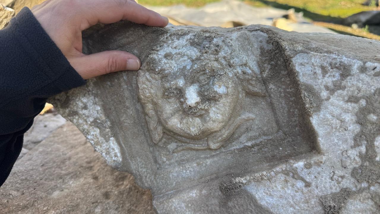 Foto - 2 bin yıllık antik kentte Medusa'nın ender görülen gülümseyen figürü bulundu