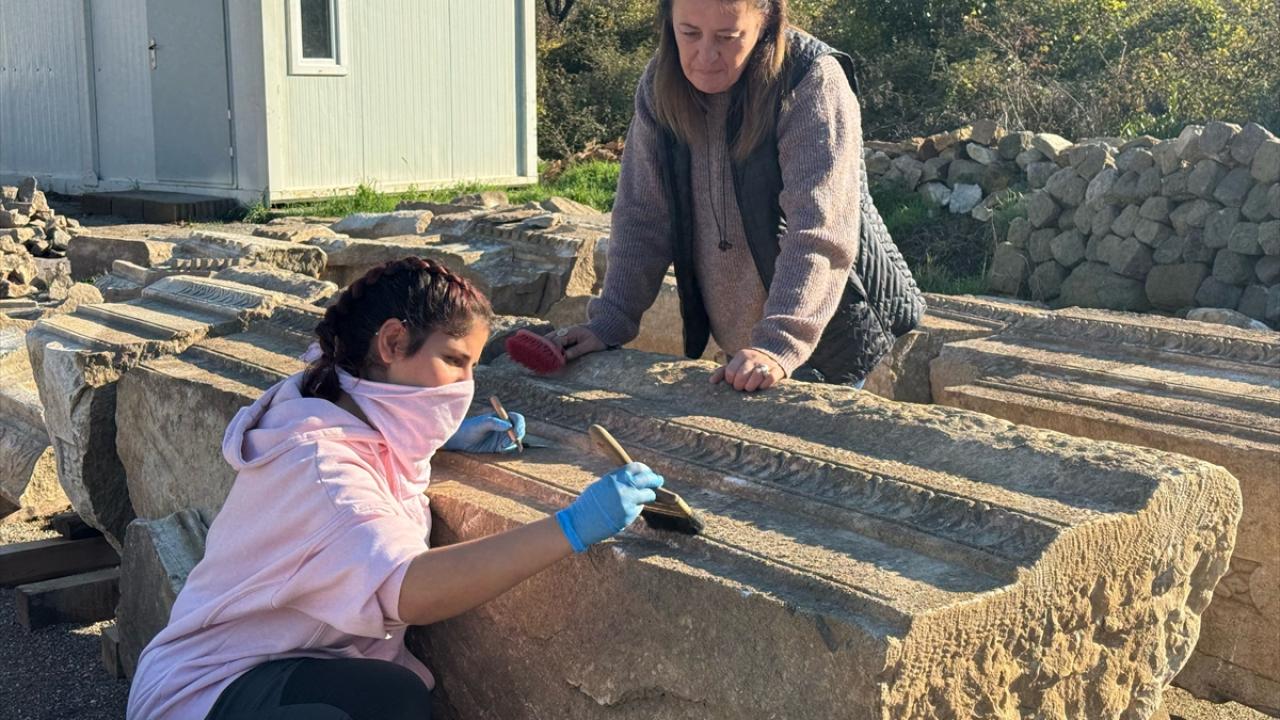 Foto - 2 bin yıllık antik kentte Medusa'nın ender görülen gülümseyen figürü bulundu