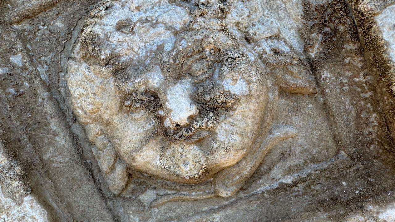 Foto - 2 bin yıllık antik kentte Medusa'nın ender görülen gülümseyen figürü bulundu
