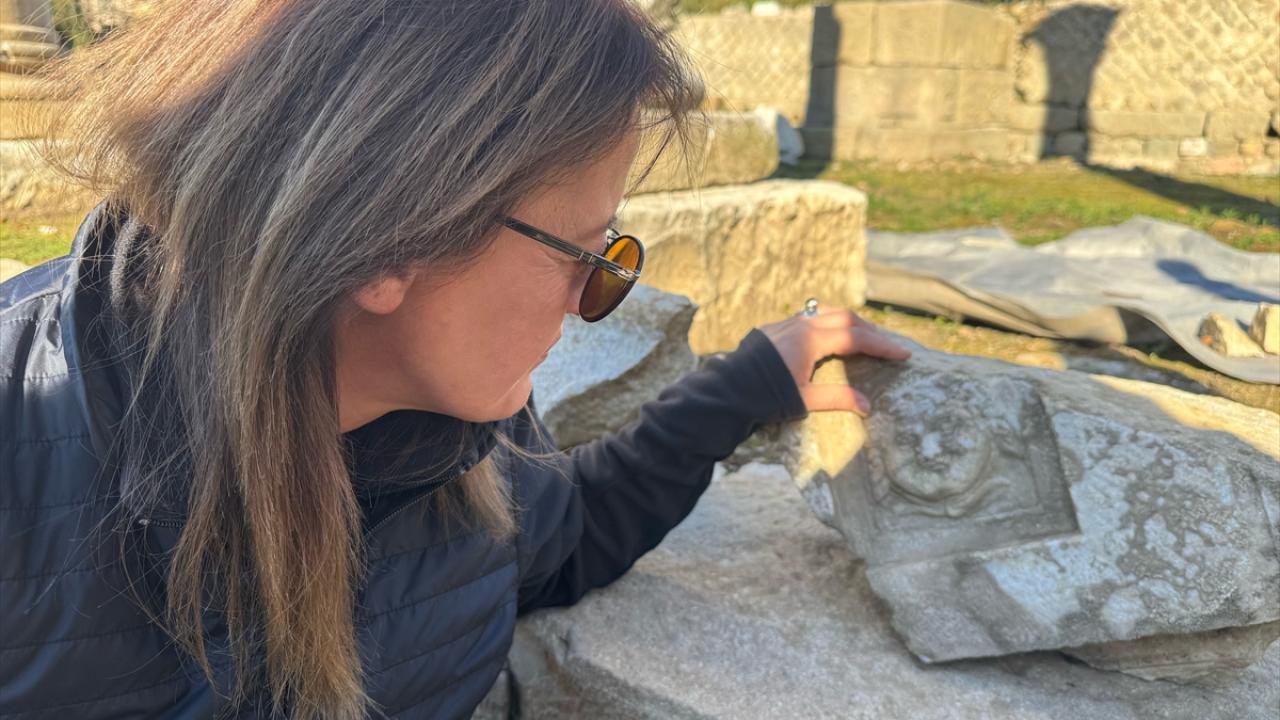 Foto - 2 bin yıllık antik kentte Medusa'nın ender görülen gülümseyen figürü bulundu