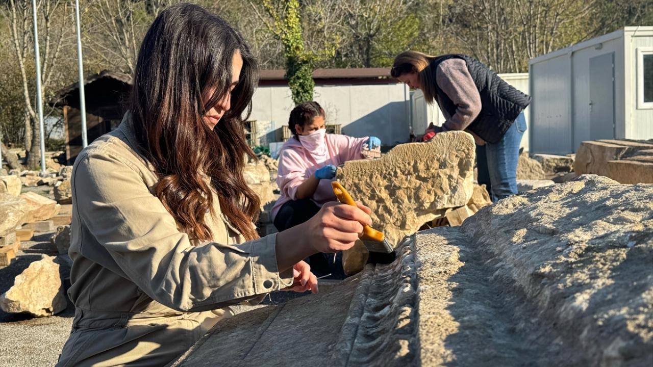 Foto - 2 bin yıllık antik kentte Medusa'nın ender görülen gülümseyen figürü bulundu