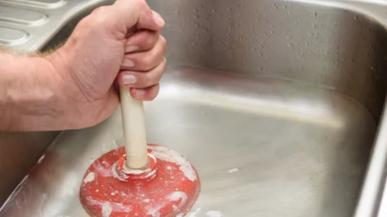 Foto - 2 dakikada tıkanan lavabo kalmıyor... Tesisatçıların sır gibi sakladığı yöntem! 