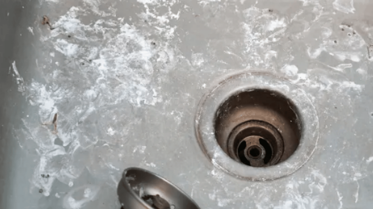 2 dakikada tıkanan lavabo kalmıyor... Tesisatçıların sır gibi sakladığı yöntem! 