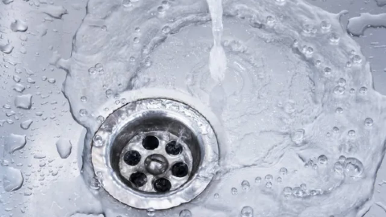 Foto - 2 dakikada tıkanan lavabo kalmıyor... Tesisatçıların sır gibi sakladığı yöntem! 