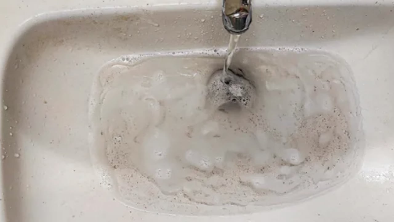 Foto - 2 dakikada tıkanan lavabo kalmıyor... Tesisatçıların sır gibi sakladığı yöntem! 