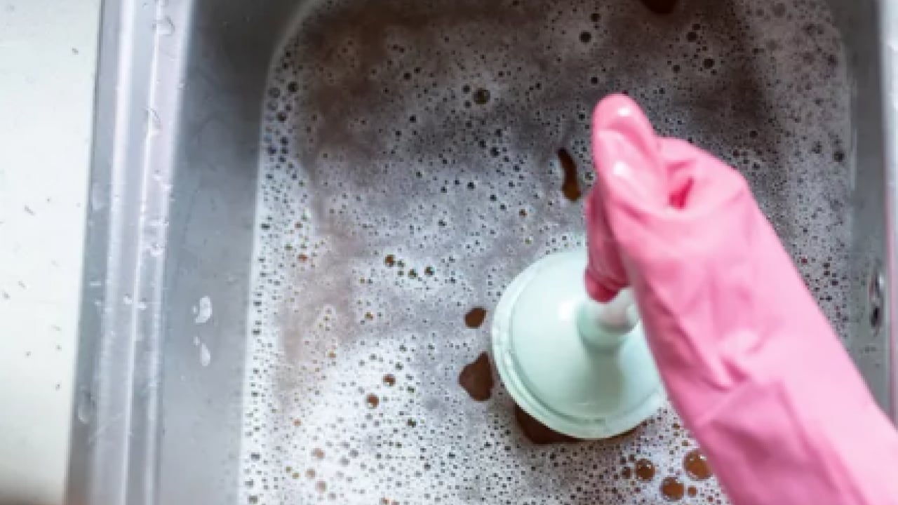 Foto - 2 dakikada tıkanan lavabo kalmıyor... Tesisatçıların sır gibi sakladığı yöntem! 