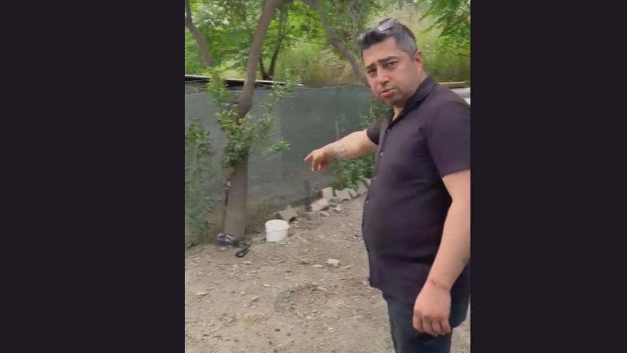 Foto - 2 metrelik yılan kümese girdi! ‘Yılancı Kemal’i elinden ısırdı 