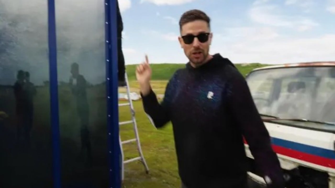 Minivanın üzerine 2 ton su dökülürse ne olur? Sonuç herkesi şaşırttı!