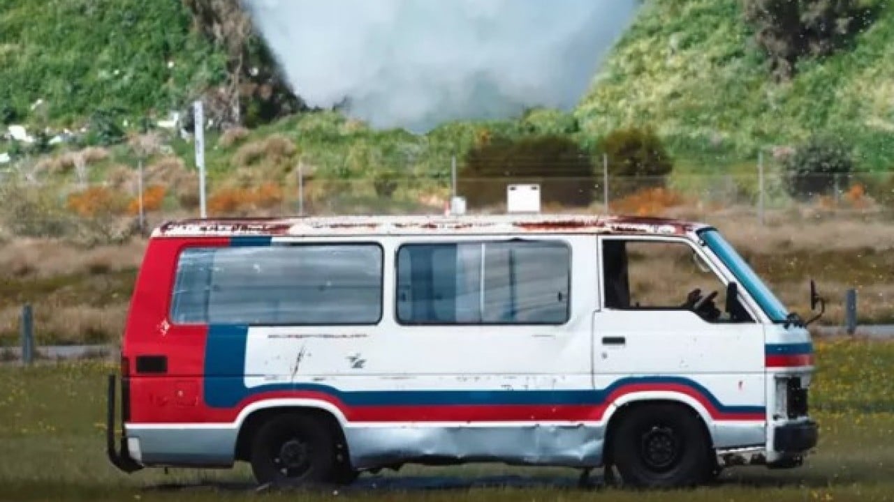 Foto - Minivanın üzerine 2 ton su dökülürse ne olur? Sonuç herkesi şaşırttı!