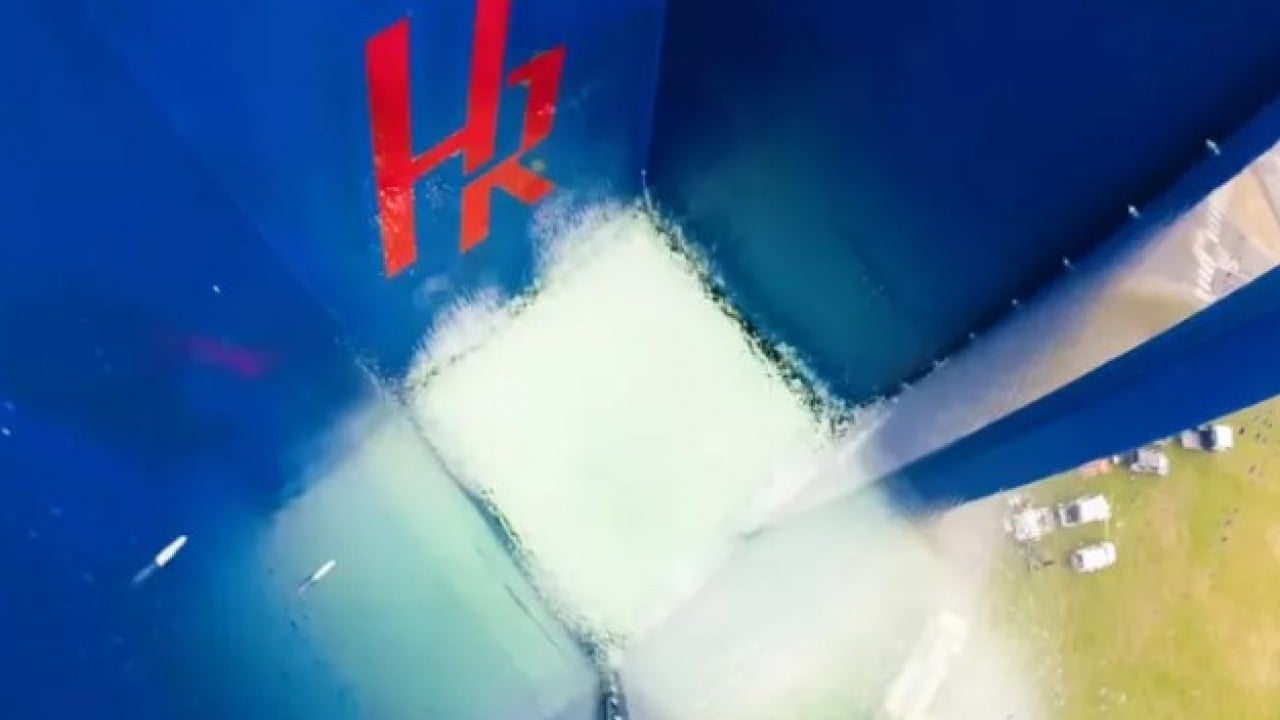 Foto - Minivanın üzerine 2 ton su dökülürse ne olur? Sonuç herkesi şaşırttı!