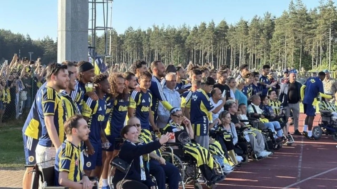 Foto - 20 bin kişi izlemeye geldi Fenerbahçe’den maç gibi antrenman