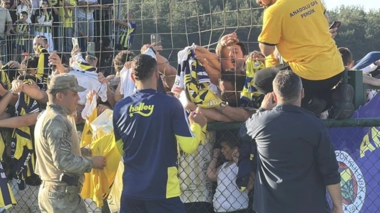 Foto - 20 bin kişi izlemeye geldi Fenerbahçe’den maç gibi antrenman