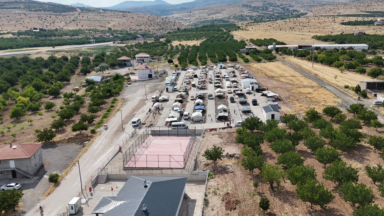 20 bin kişi kayısı için ter döküyor! İşçilere insana yakışır konaklama imkanı