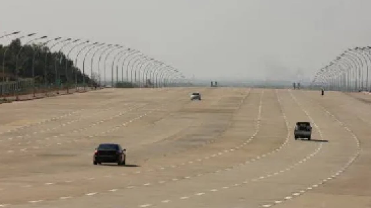 Foto - 20 şeritli yol yaptılar! Geçen tek bir araba yok: Dünyanın en tuhaf hayalet kenti